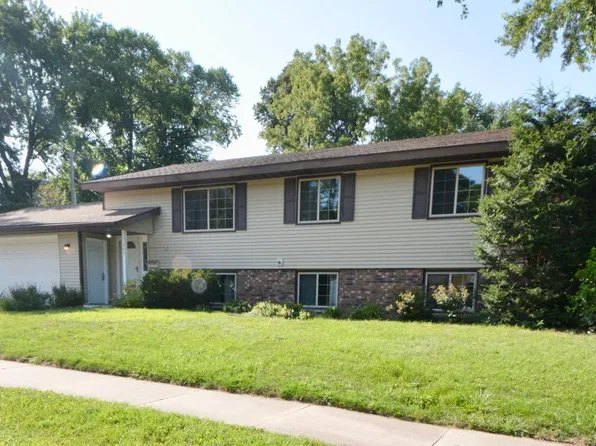 505 Zumbro Dr NW, Rochester, MN 55901