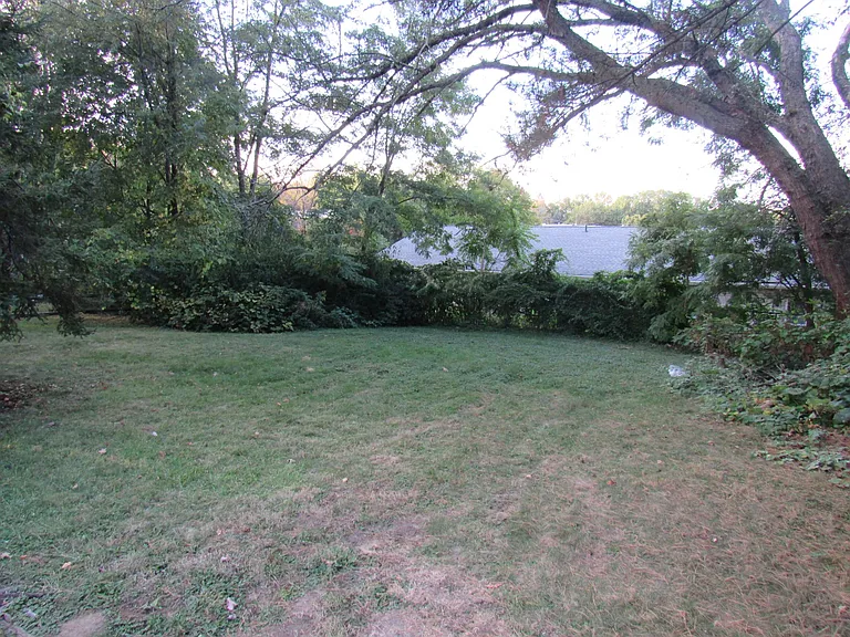 1065 Howe Ave — Photo 18