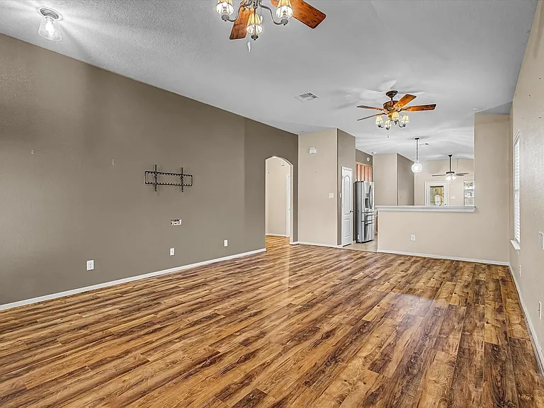 630 W Newport Bnd — Photo 7