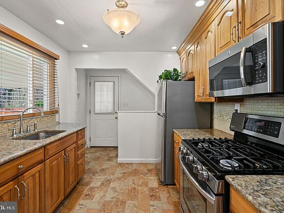 4th image of 945 Homberg Ave