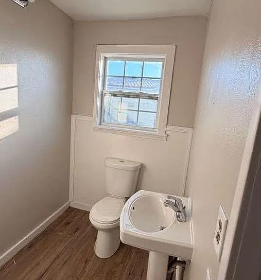 2414 Baylor St — Photo 6