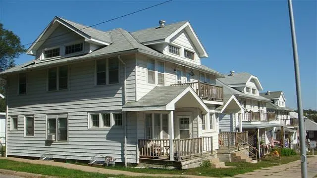 4818 1/2 Burt St — Photo 16