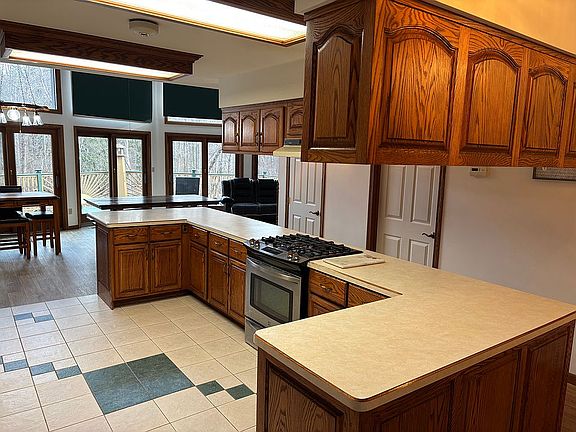 5th image of 2901 W Howard Rd
