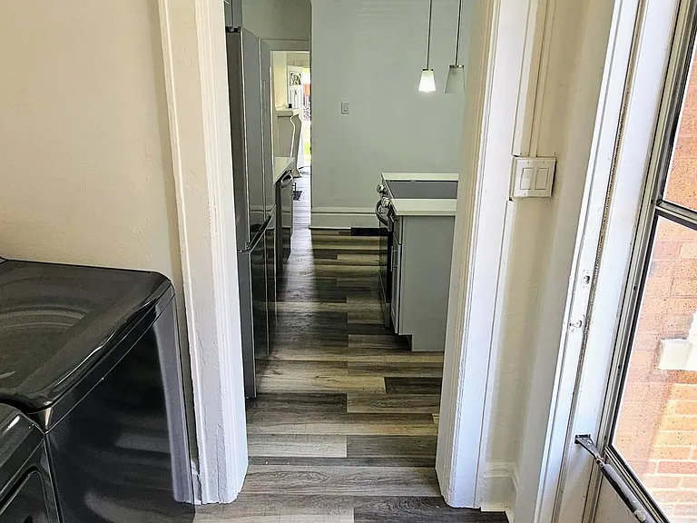 1421 Gault St — Photo 9