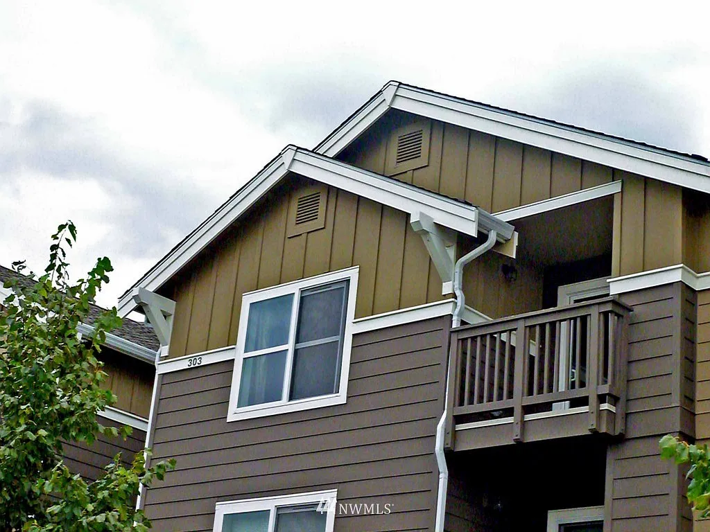 1696 25th Place NE #303 photo 1