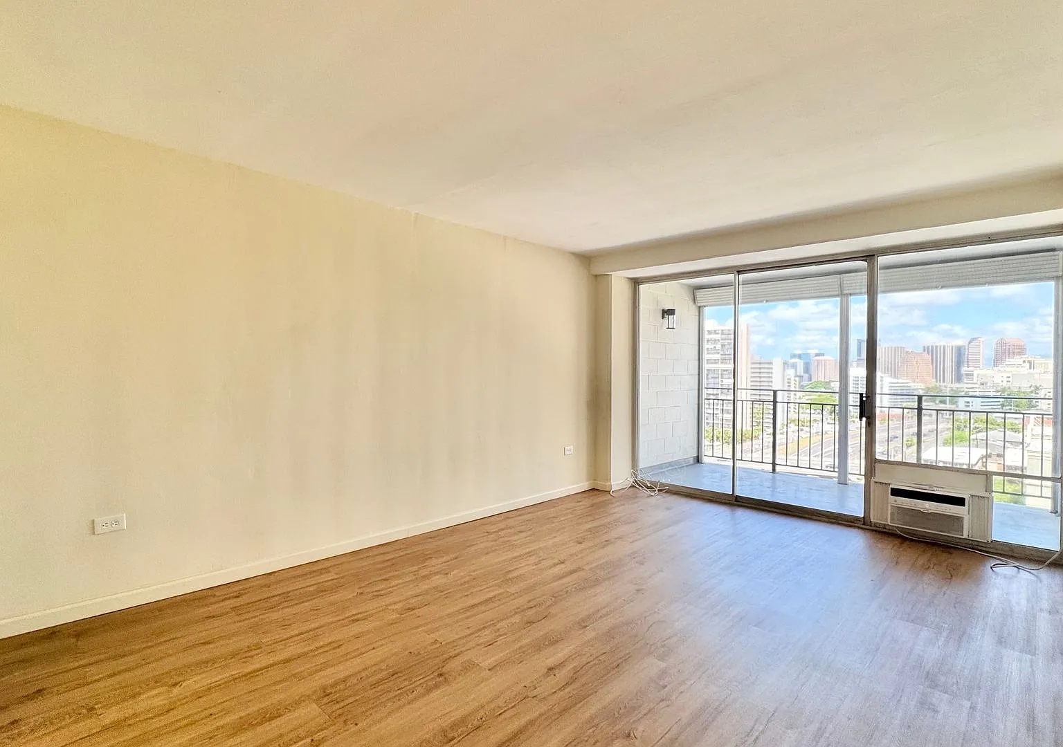 Spacious 1 Bed/1 Bath/1 Parking W/ Balcony - Available Now At Town House - Conveniently Located! — Photo 1