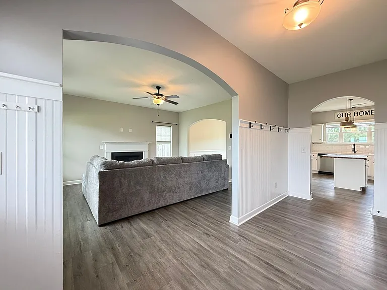303 Breezeway Dr — Photo 6