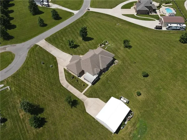 19104 Autumn Ln, Pleasant Hill, MO 64080