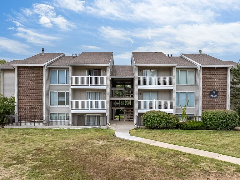 Emerald Hills Apartments — Photo 18