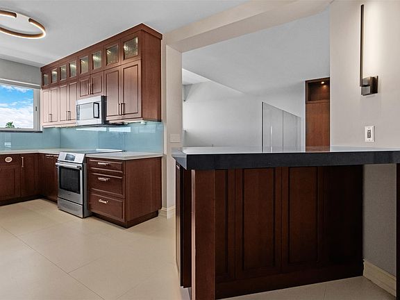 4th image of 333 Sunset Drive #206