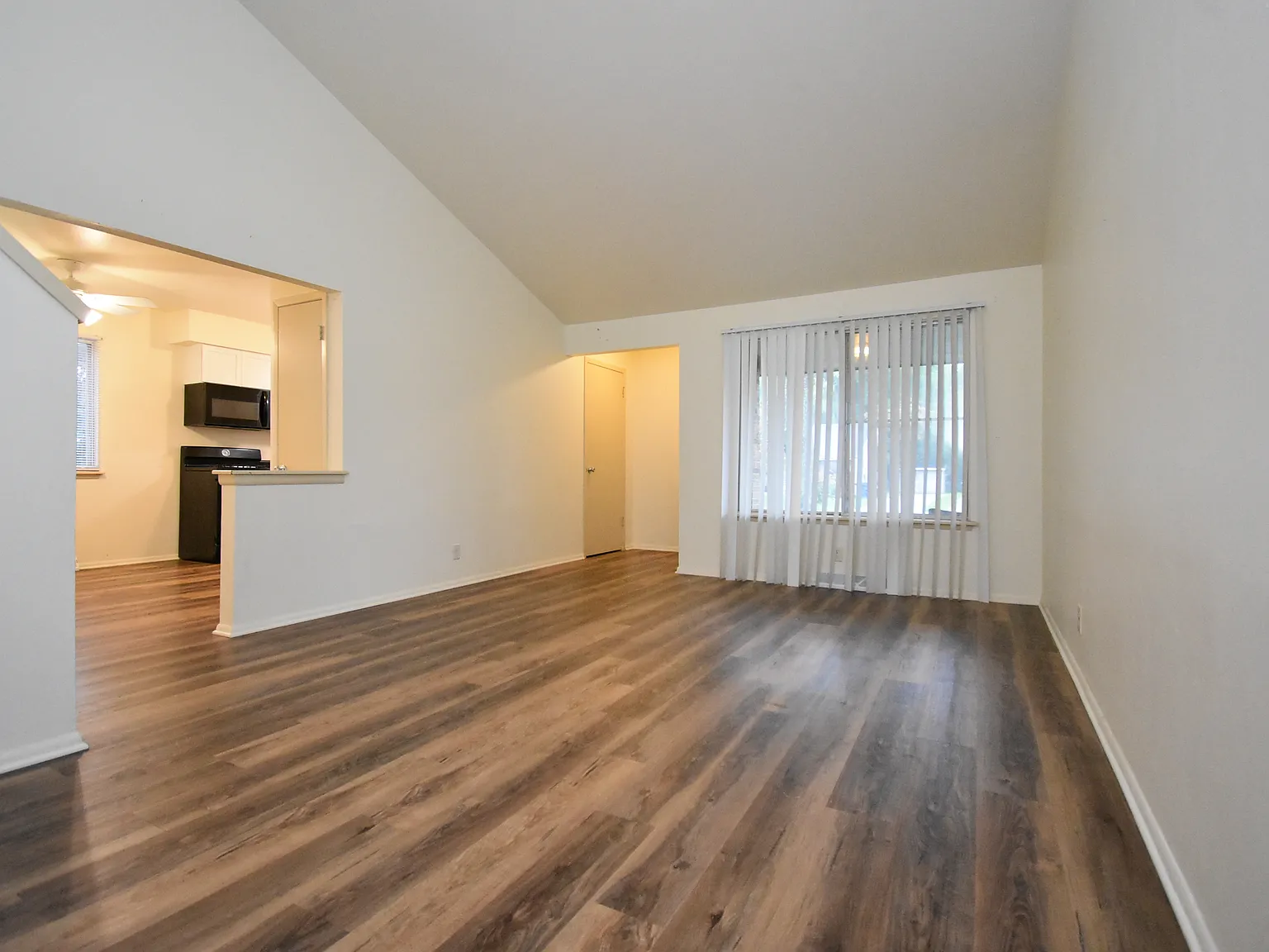 4 bed, 1100 sqft, $2,100 — Photo 3