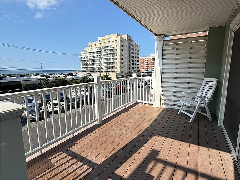 133 W Broadway — Photo 3