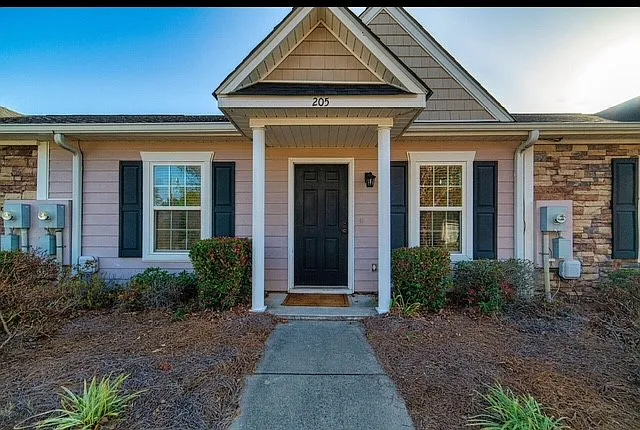 205 Haley Dr — Photo 2