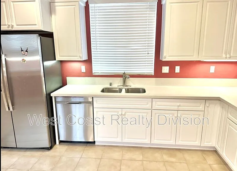 3 bed, 3.0 bath, 2300 sqft, $3,000 — Photo 4