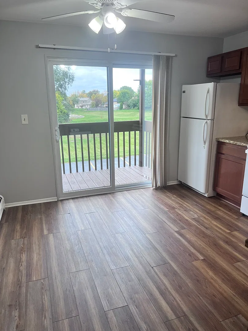 2 bed, 960 sqft, $1,600 — Photo 2