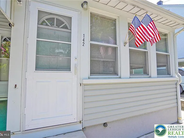 142 E Ridge St — Photo 2