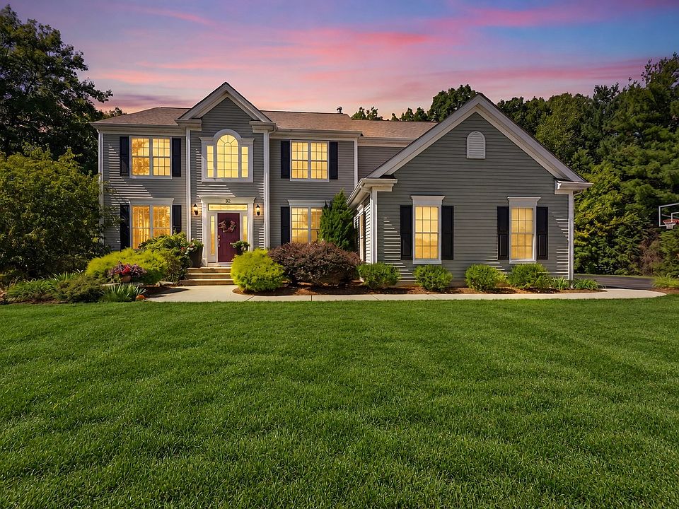 1st image of 32 Howarth Dr