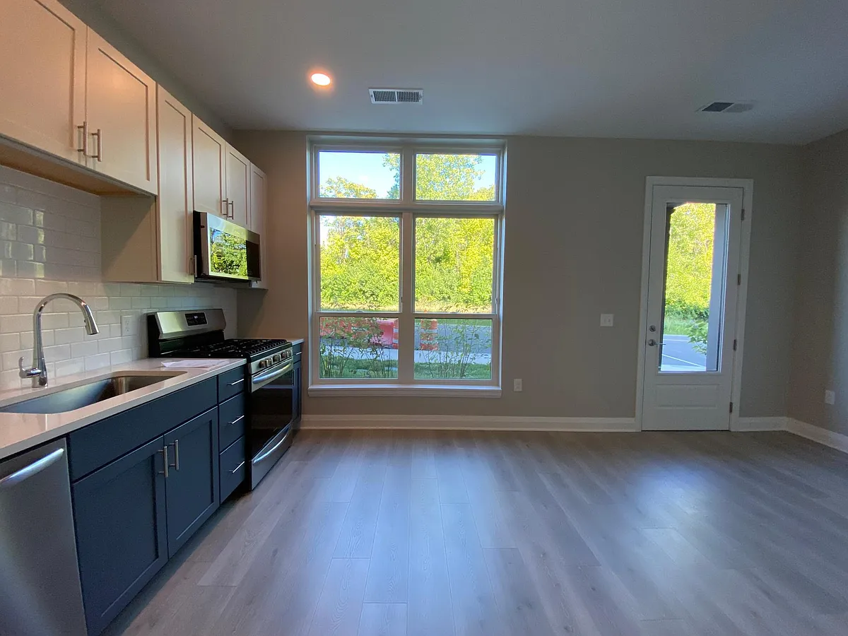 Building Photo - 6633 Dale Dr #222