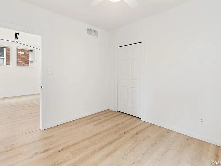 314 Hendrie St — Photo 9