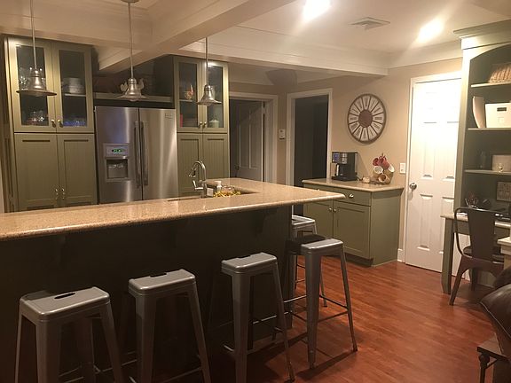 Large bar in kitchen