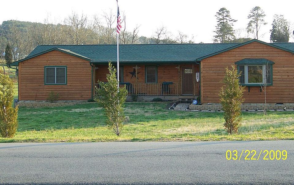 Front view on Daniel Dr