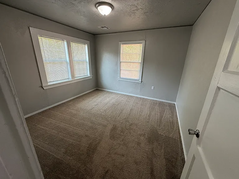400 W Johnson St — Photo 17
