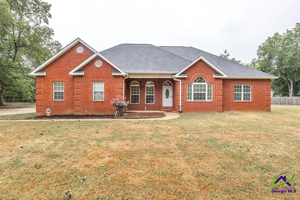 3 bed, 2.5 bath, 2568 sqft, $2,200 — Photo 1