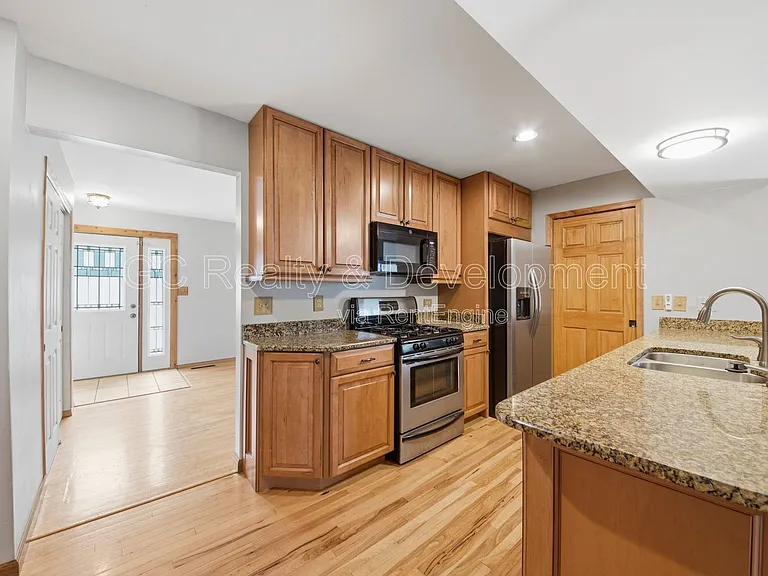 938 Canterbury Dr — Photo 6
