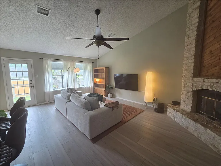 1604 Kimmerling Ln — Photo 2