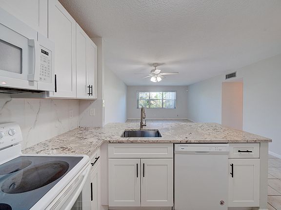 4th image of 550 SE 2nd Ave APT G27