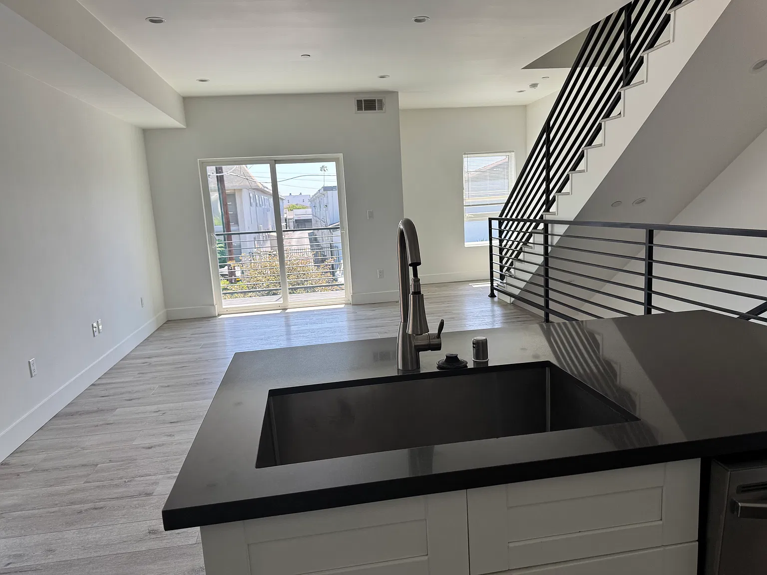 3 bed, 1250 sqft, $3,700 — Photo 3