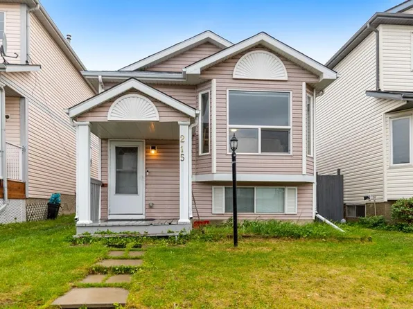 215 W Carmel Close NE, Calgary, AB T1Y 6Z4