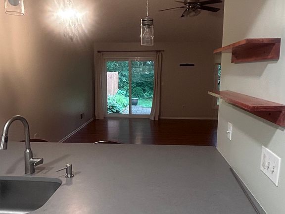 5th image of 413 Greenhill Ct