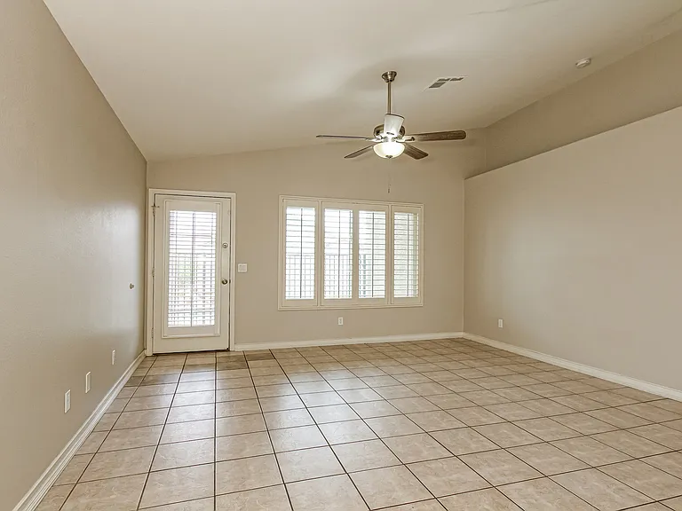8645 W Paradise Dr — Photo 6