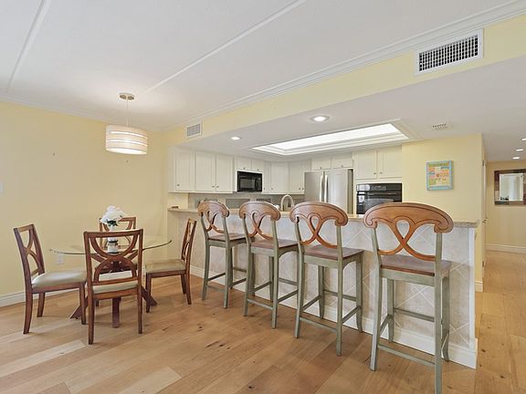 4th image of 114 E Tarpon St #403