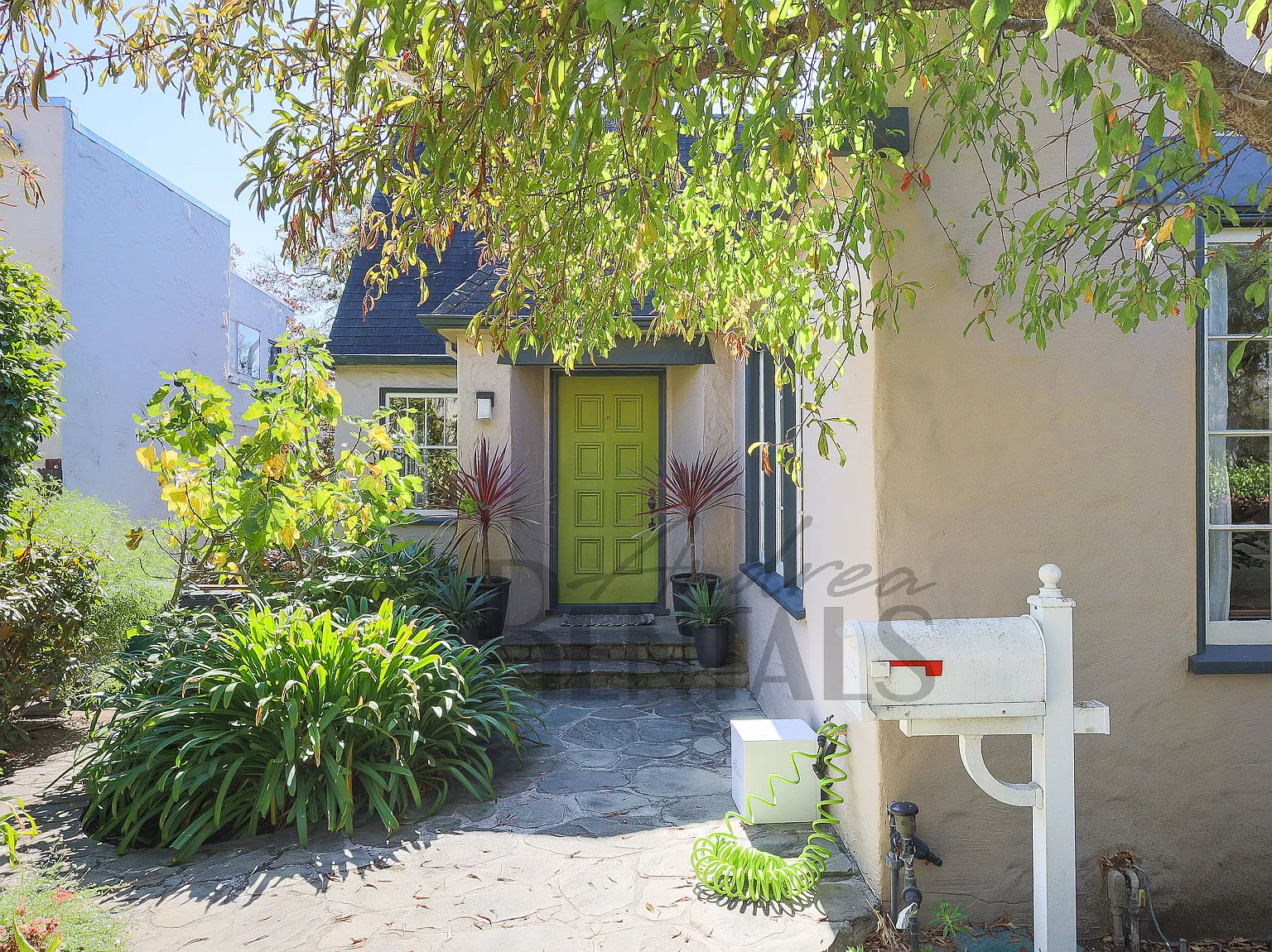 4 bed, 1900 sqft, $6,800 — Photo 1