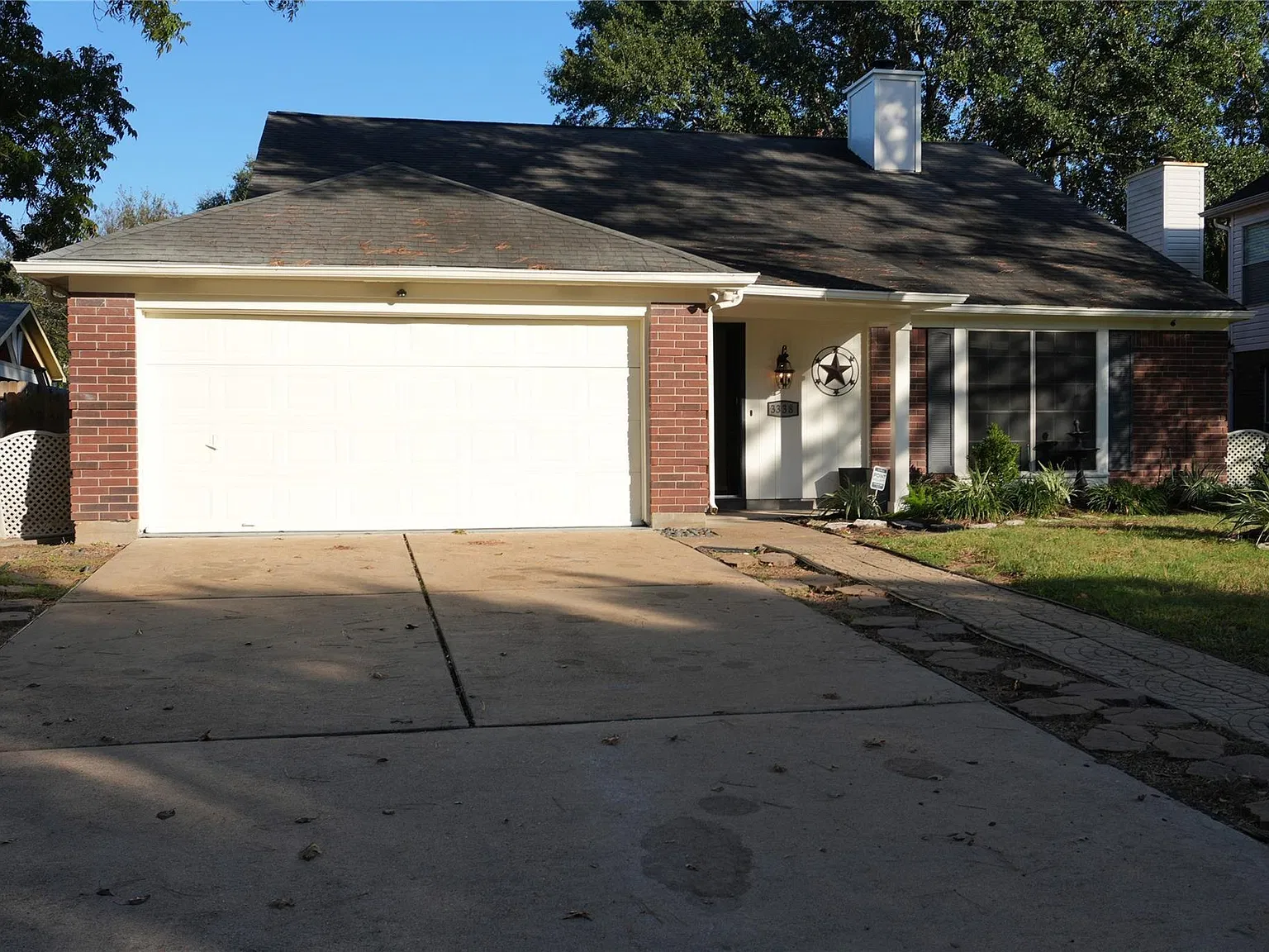 3 bed, 2.0 bath, 2028 sqft, $2,300 — Photo 2