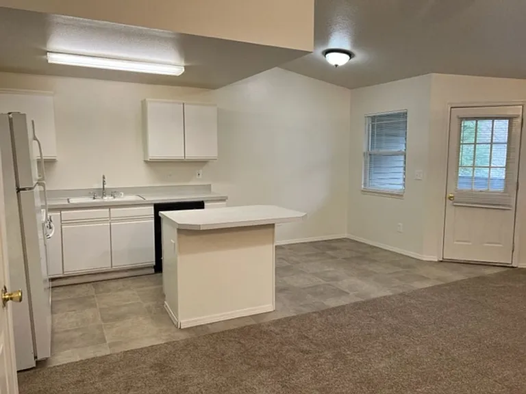 1301 SE Ellsworth Rd — Photo 3
