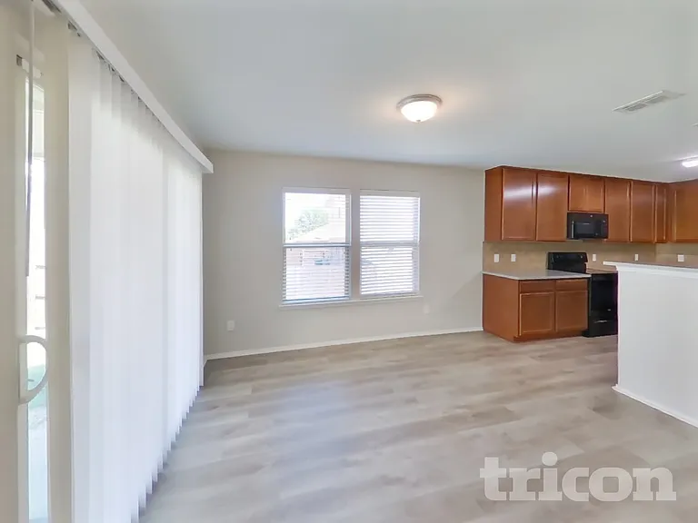 528 Shell St — Photo 6