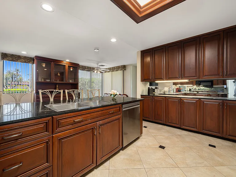 140 Columbia Dr — Photo 14