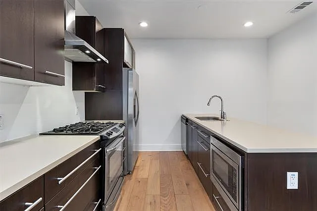 2 bed, 650 sqft, $1,749 — Photo 4