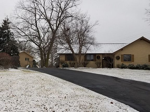 3rd image of 402 Royal Glen Ct