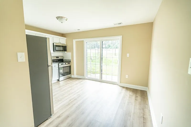 3 bed, 1.5 bath, 865 sqft, $2,781 — Photo 3