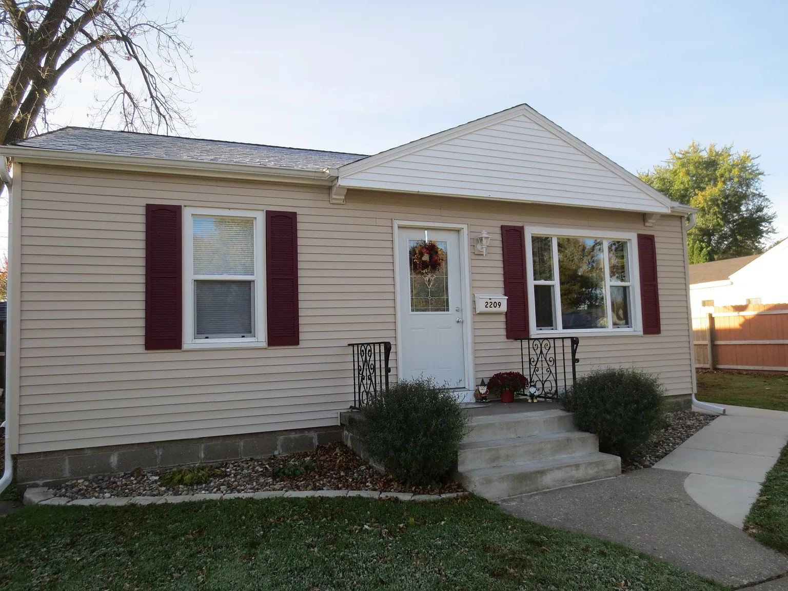 2209 Oak St photo 1
