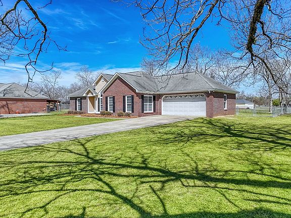 3rd image of 100 Wisteria Ln
