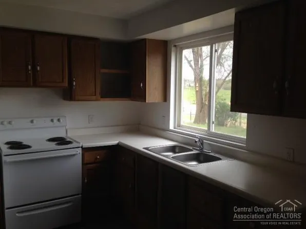 272 NE Leo St, Madras, OR 97741