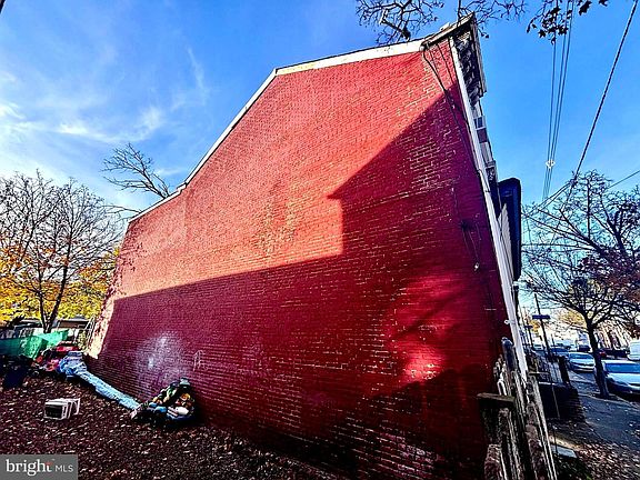 2nd image of 653 Beatty St