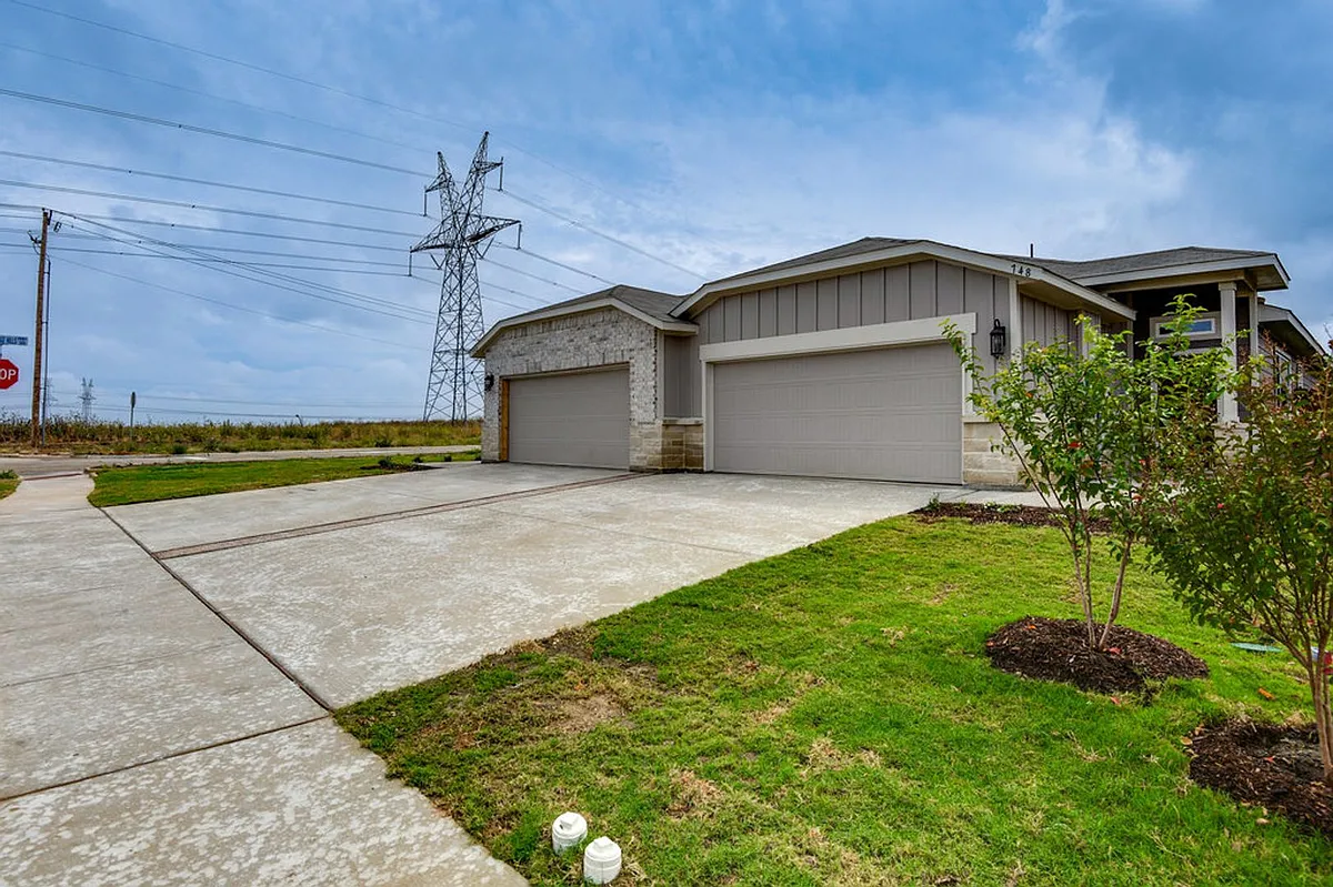 Building Photo - 748 Wheatfield Dr