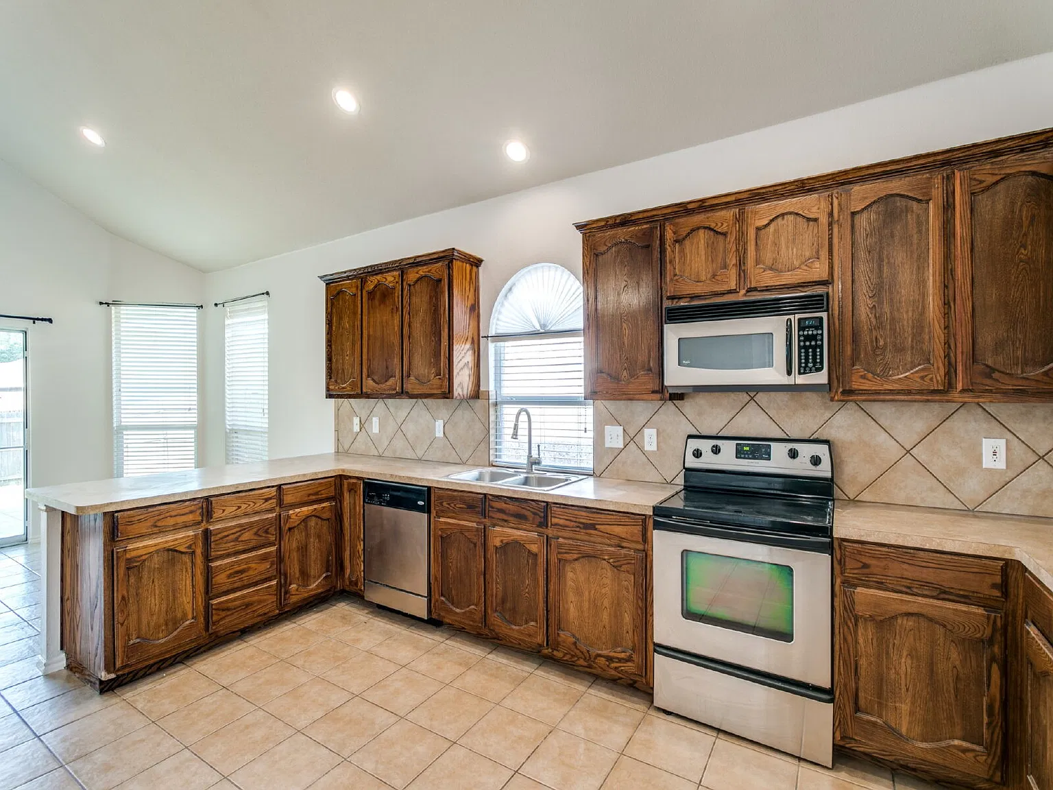3 bed, 2.0 bath, 1493 sqft, $1,925 — Photo 3