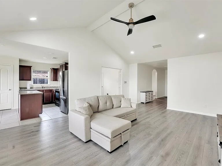 170 Kennedy Dr — Photo 4